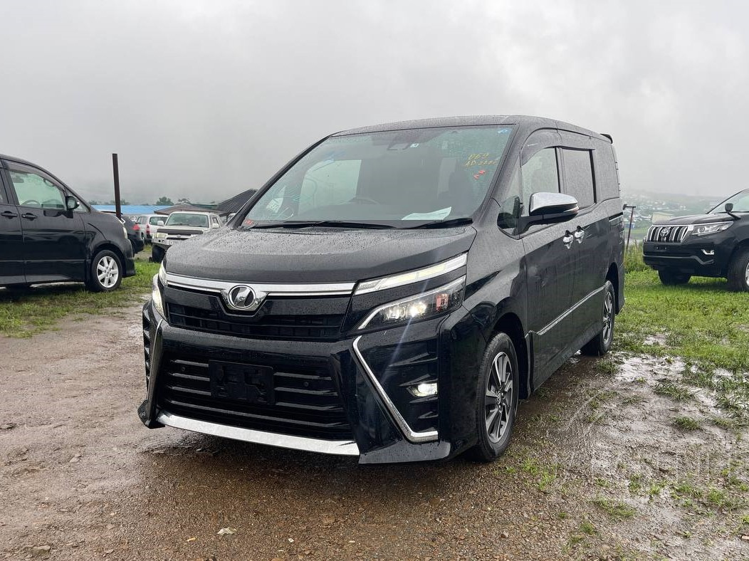 Фото Toyota Voxy - Japan Life 