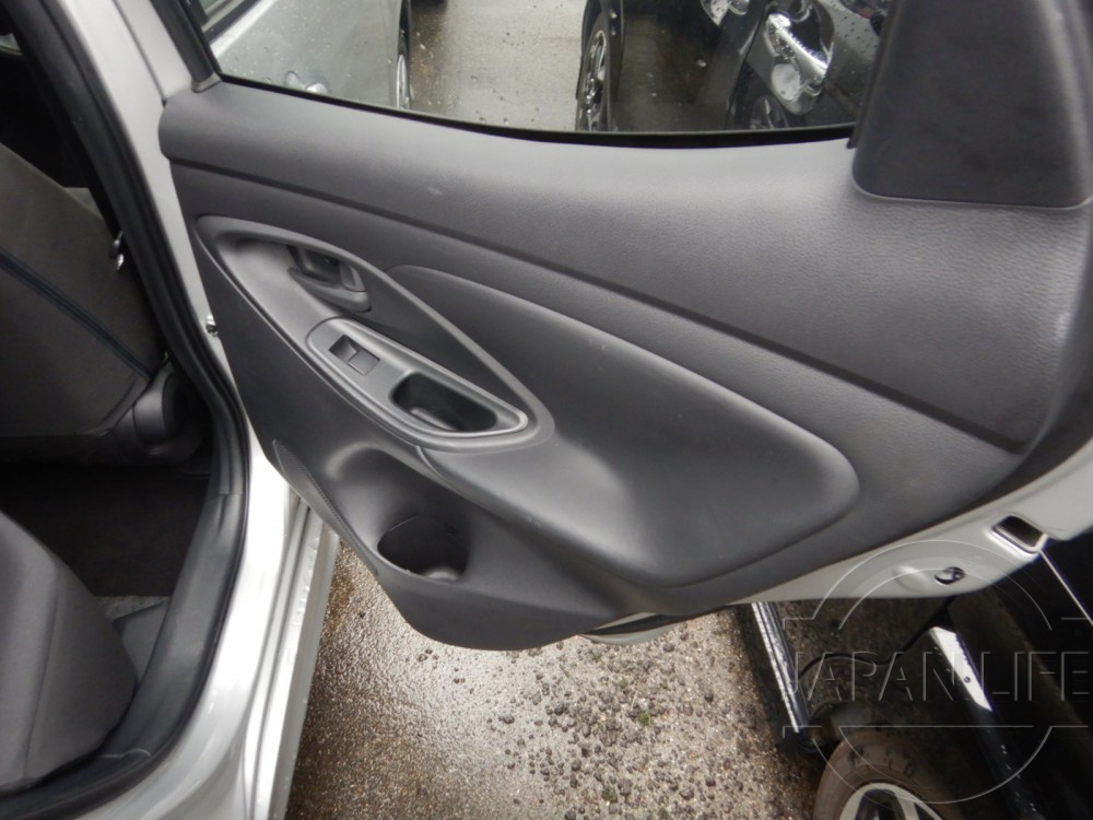 Фото Toyota Yaris - Japan Life 