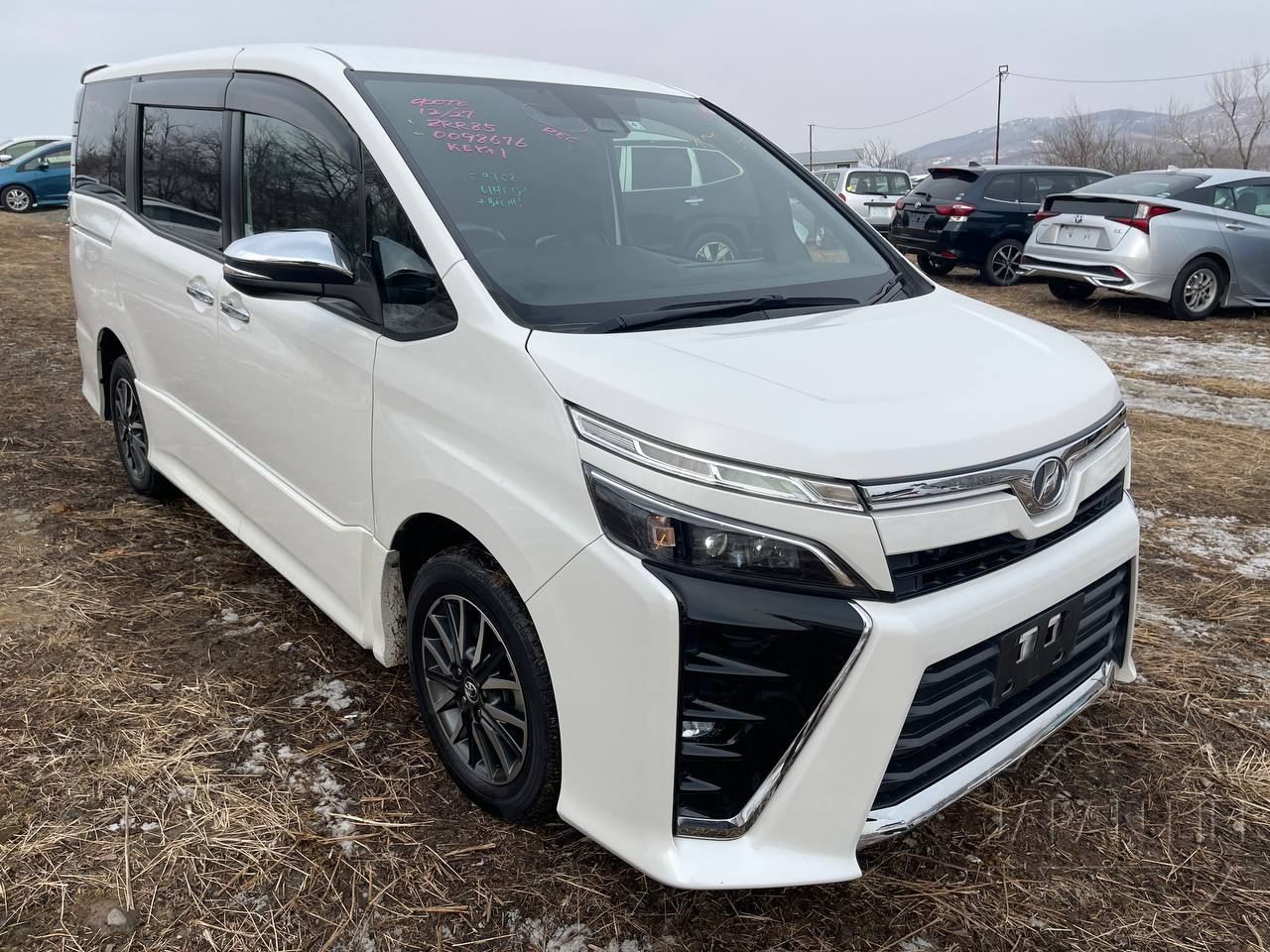 Фото Toyota Voxy - Japan Life 
