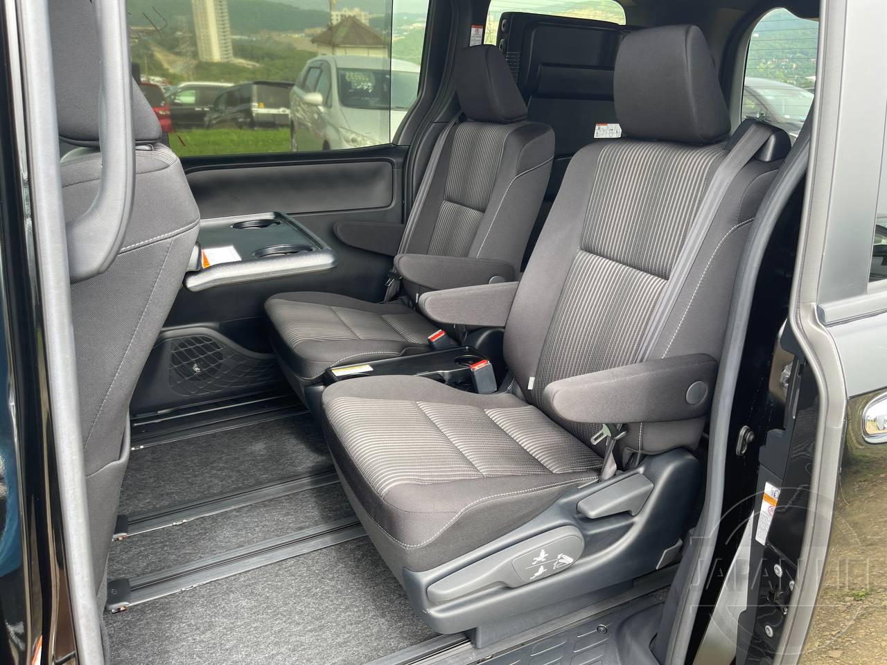 Фото Toyota Voxy - Japan Life 