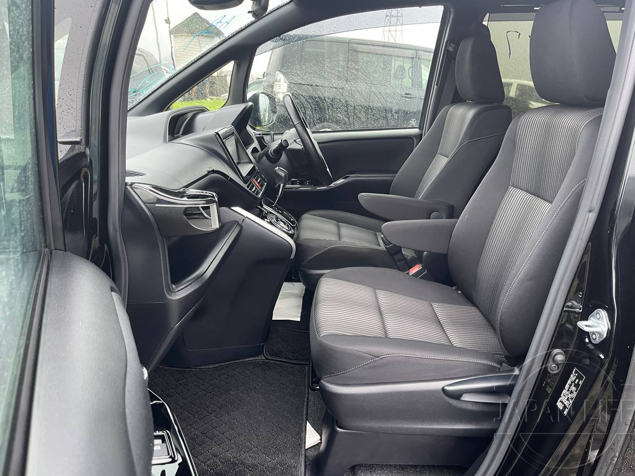 Фото Toyota Voxy - Japan Life 