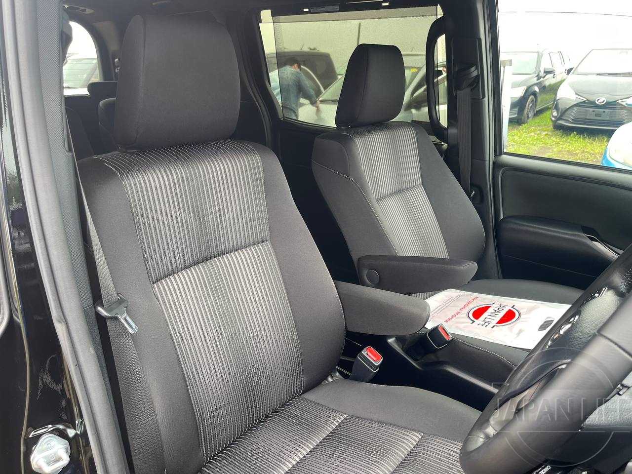 Фото Toyota Voxy - Japan Life 