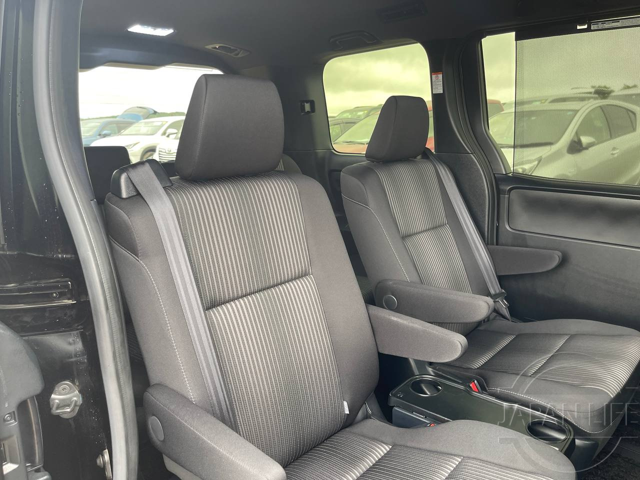 Фото Toyota Voxy - Japan Life 