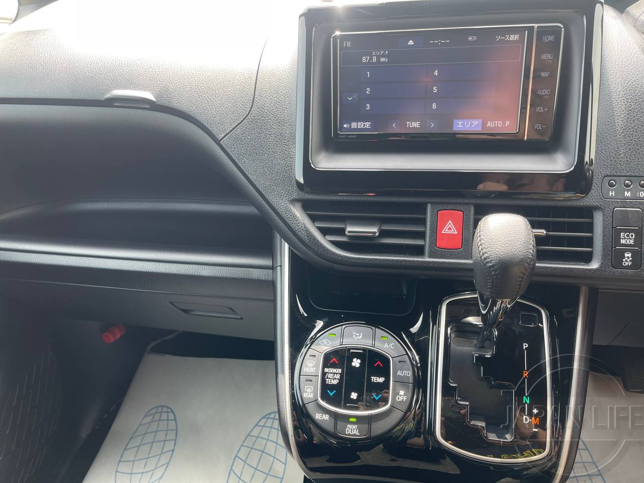 Фото Toyota Voxy - Japan Life 