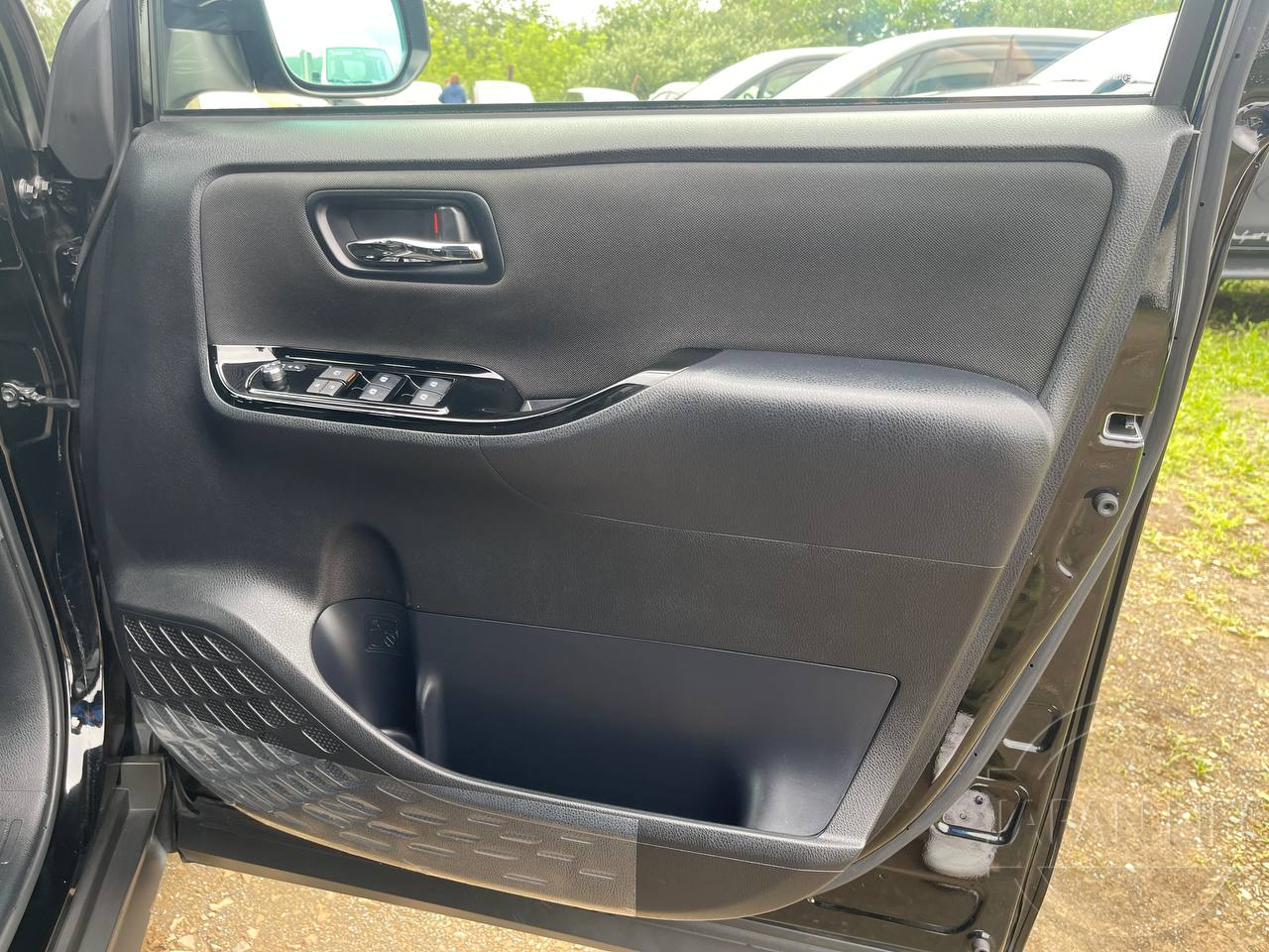 Фото Toyota Voxy - Japan Life 