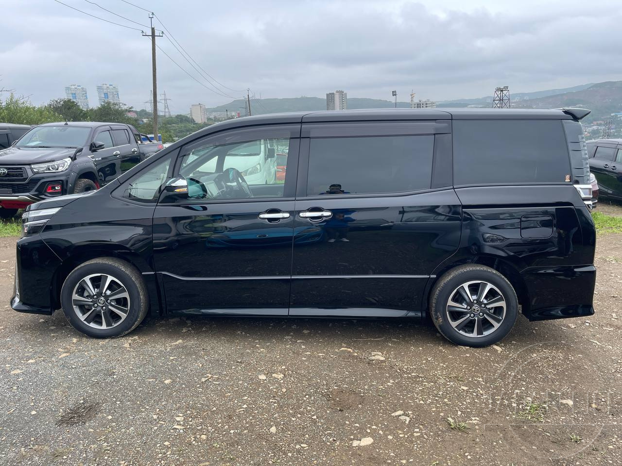 Фото Toyota Voxy - Japan Life 