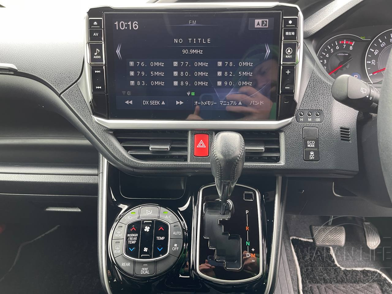 Фото Toyota Voxy - Japan Life 