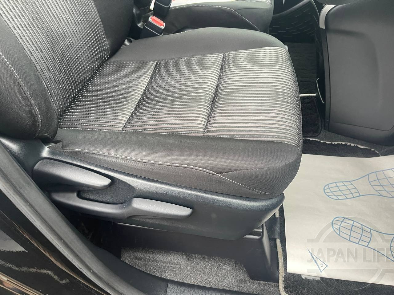 Фото Toyota Voxy - Japan Life 