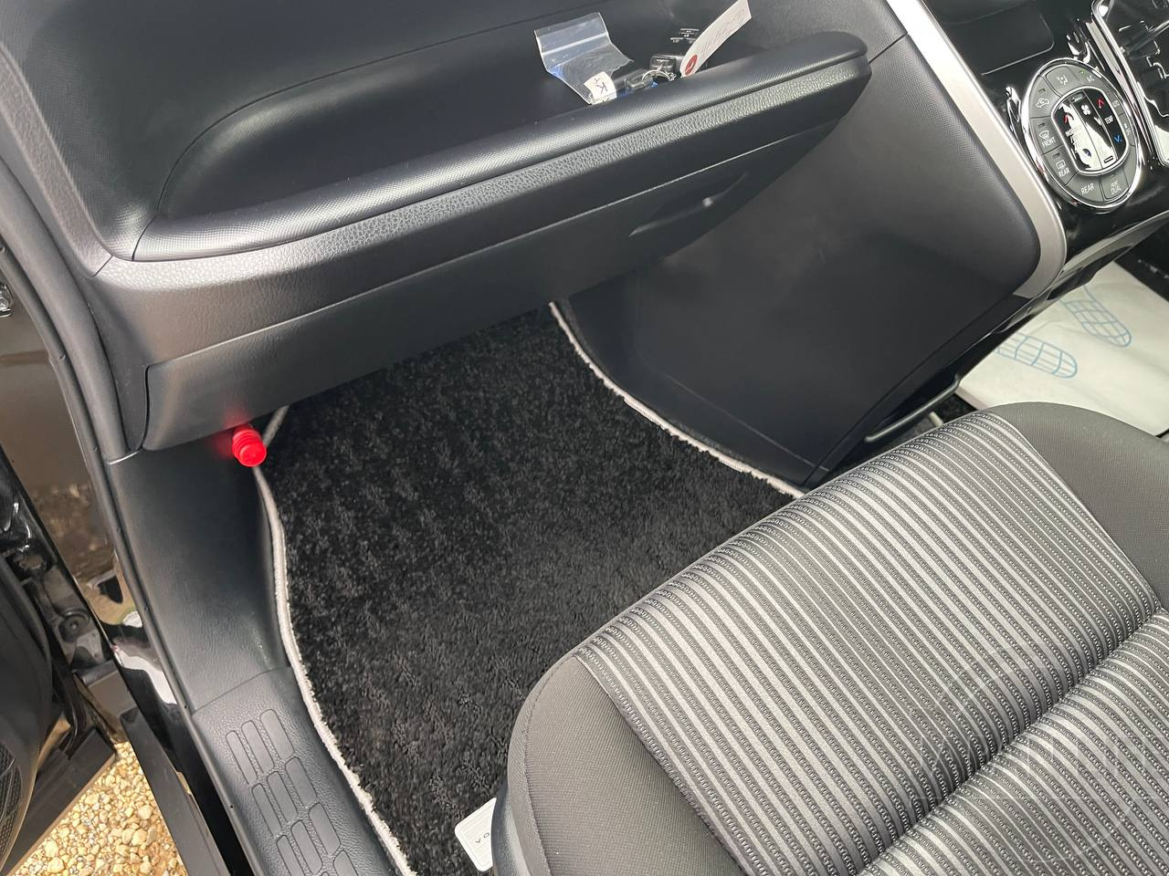 Фото Toyota Voxy - Japan Life 