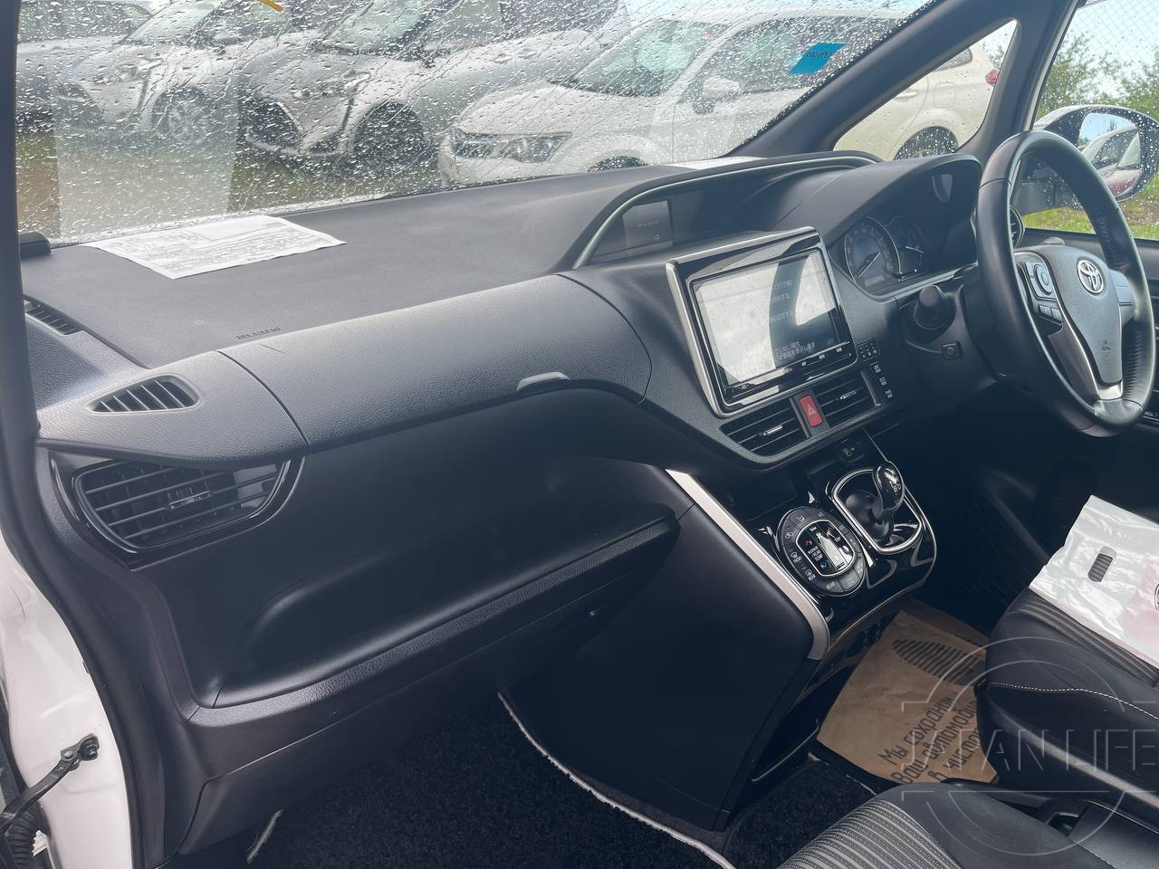 Фото Toyota Voxy - Japan Life 