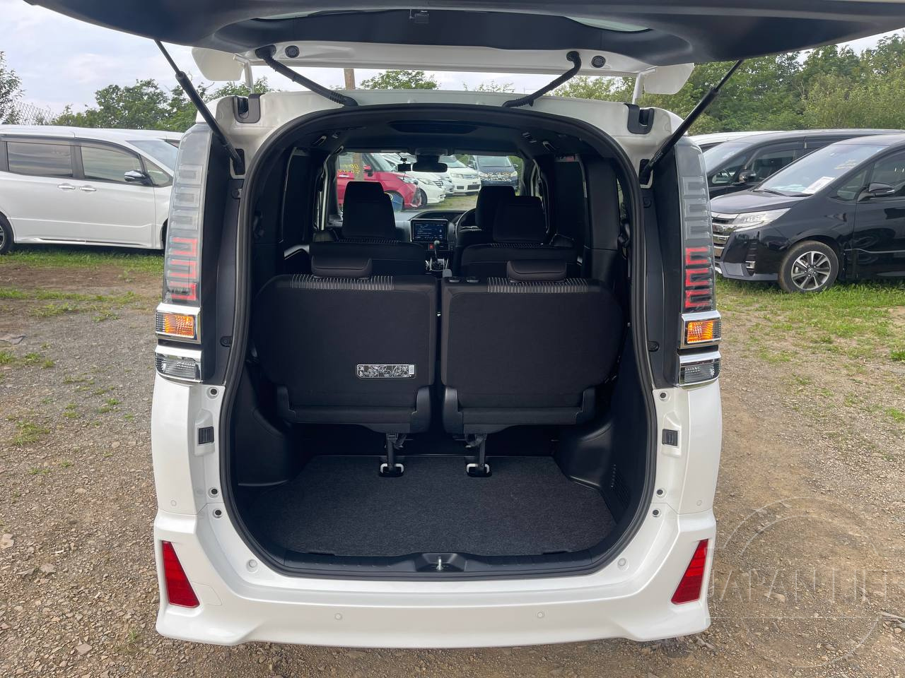 Фото Toyota Voxy - Japan Life 