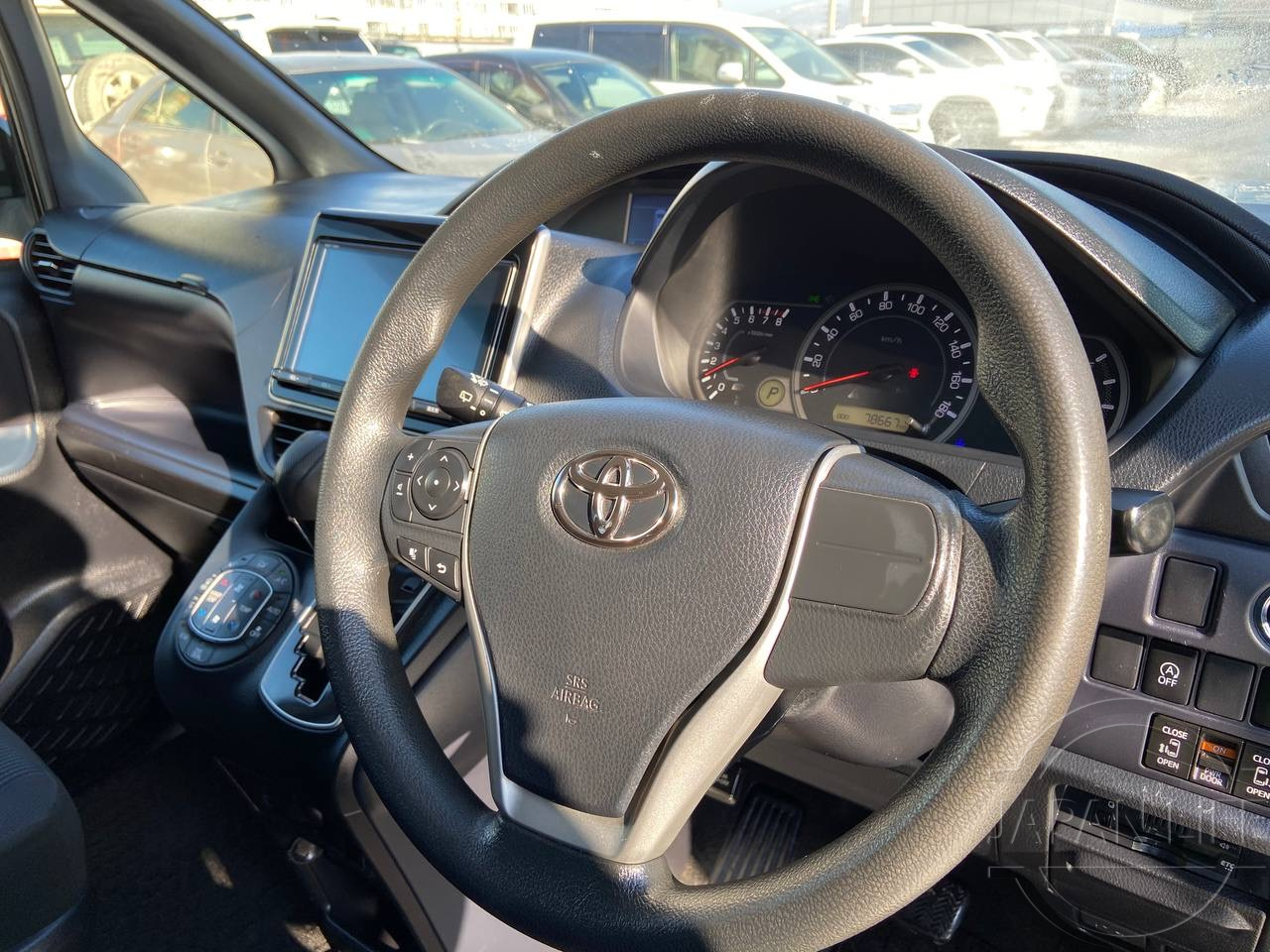 Фото Toyota Noah 2.0 X - Japan Life 