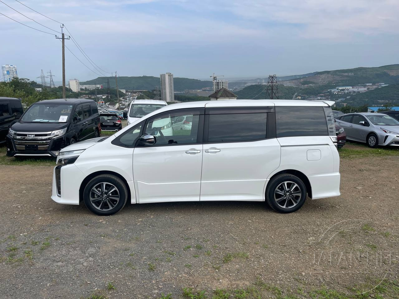 Фото Toyota Voxy - Japan Life 