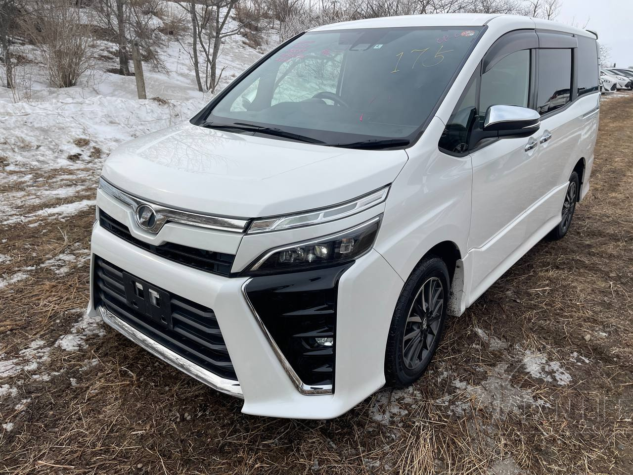 Фото Toyota Voxy - Japan Life 