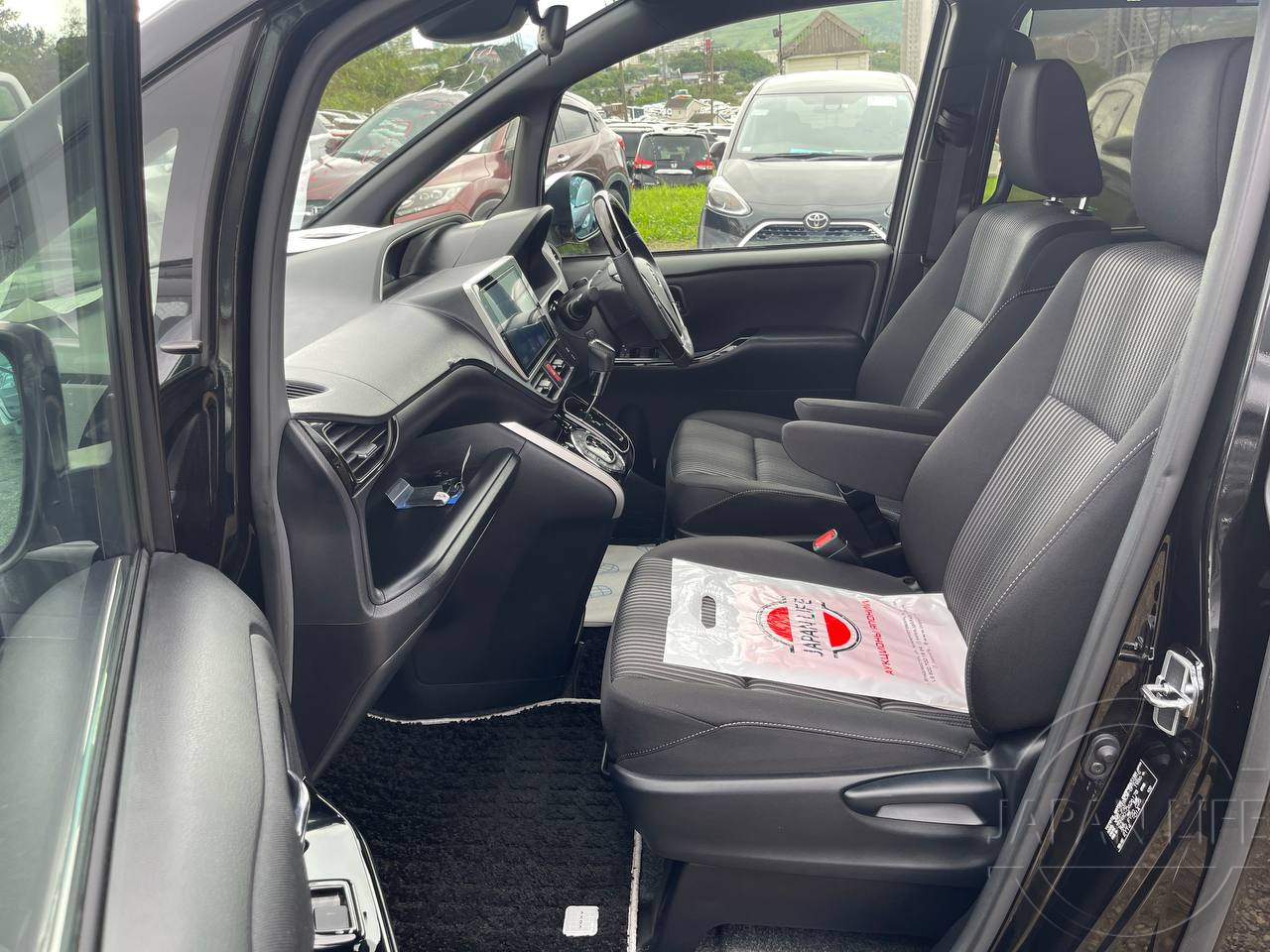 Фото Toyota Voxy - Japan Life 