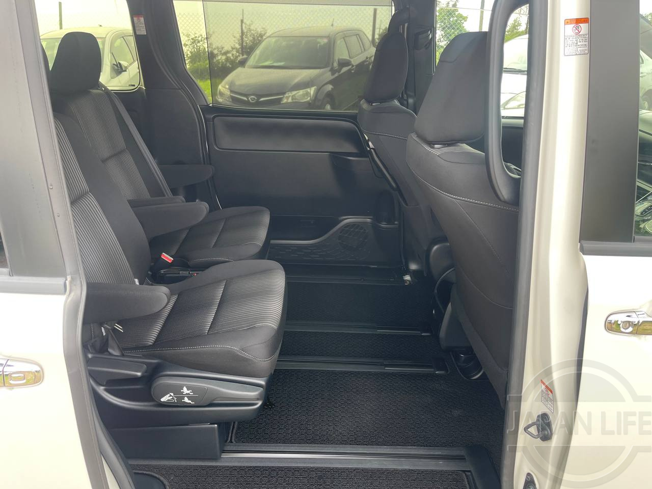 Фото Toyota Voxy - Japan Life 