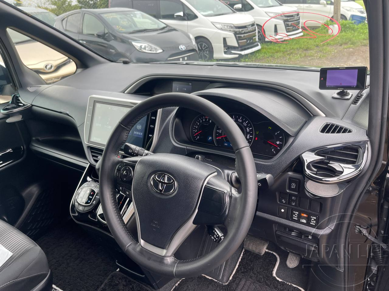 Фото Toyota Voxy - Japan Life 