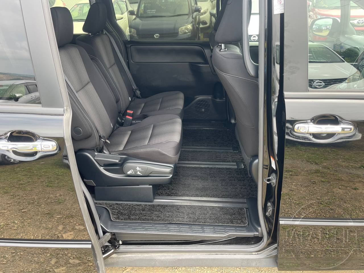 Фото Toyota Voxy - Japan Life 