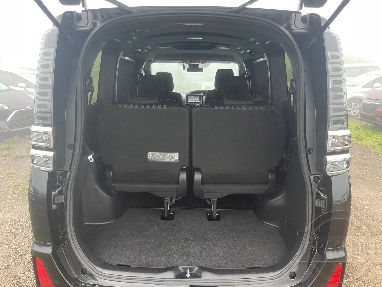 Фото Toyota Voxy - Japan Life 