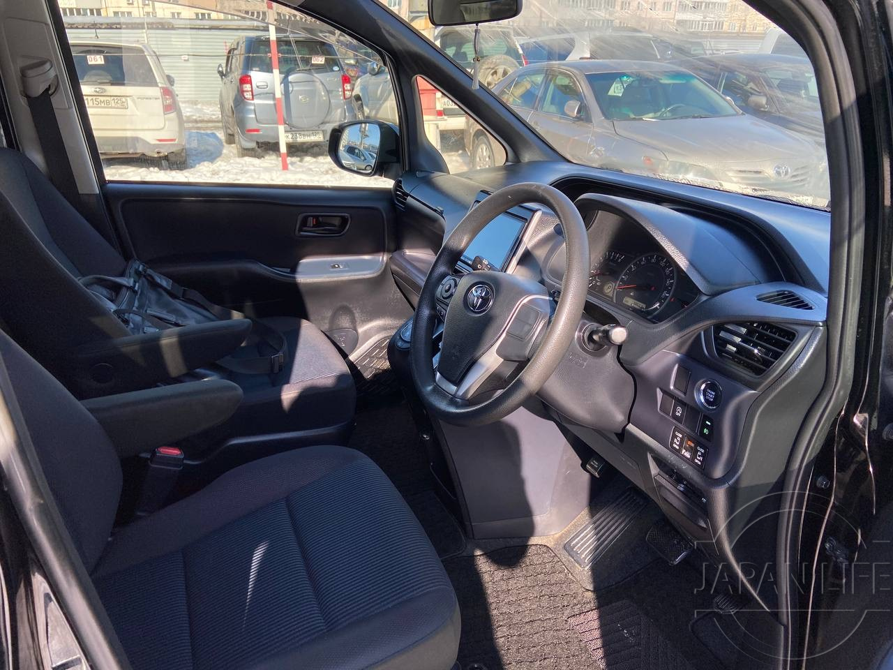 Фото Toyota Noah 2.0 X - Japan Life 