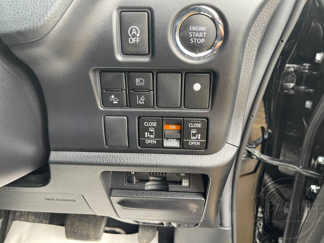 Фото Toyota Voxy - Japan Life 