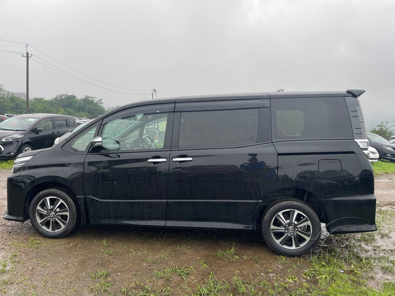 Фото Toyota Voxy - Japan Life 