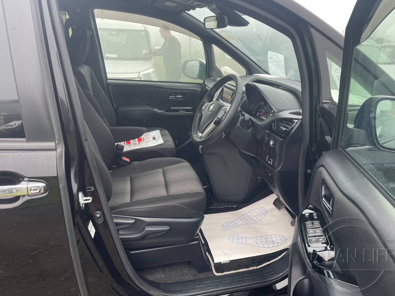 Фото Toyota Voxy - Japan Life 