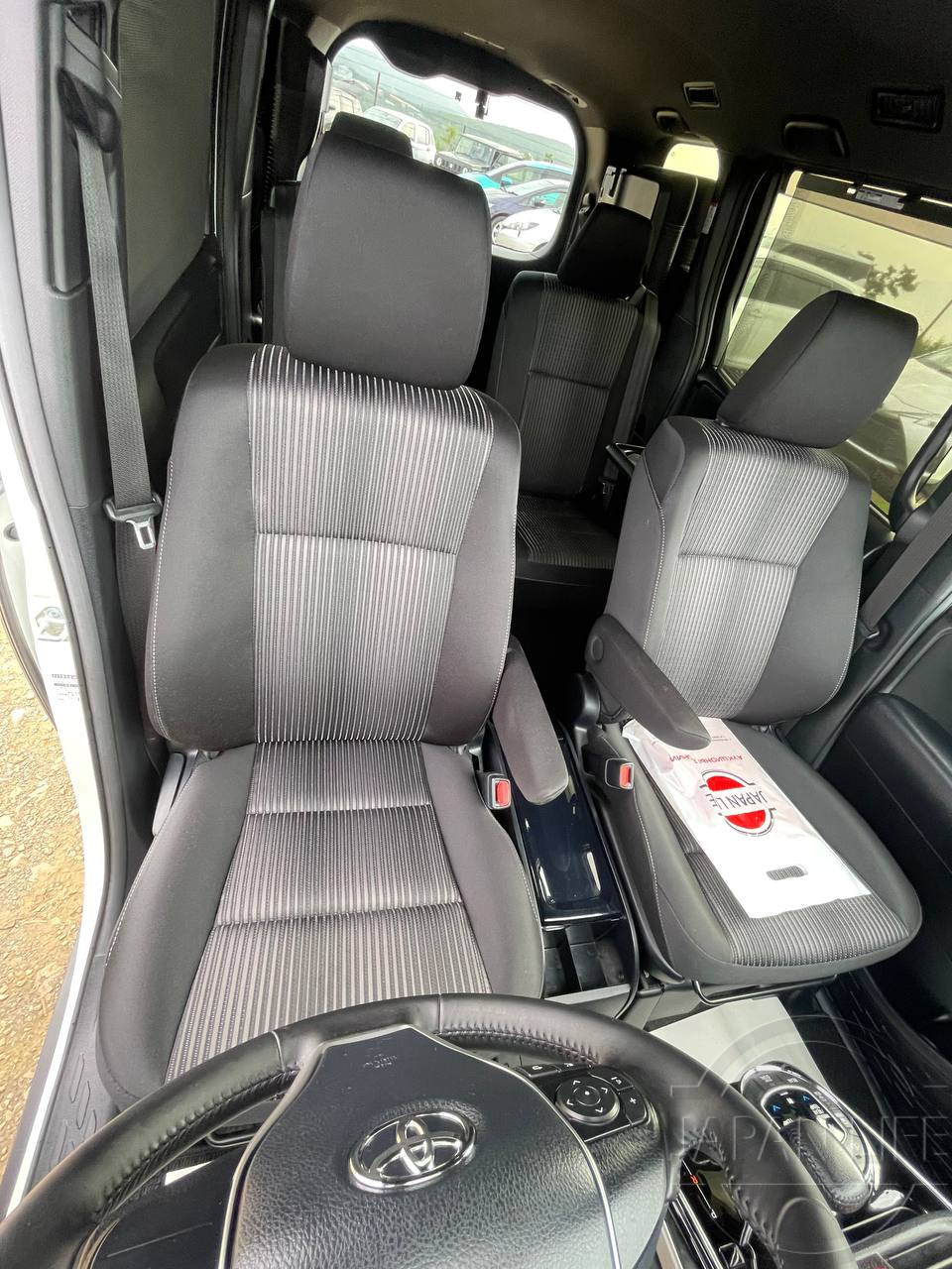 Фото Toyota Voxy - Japan Life 