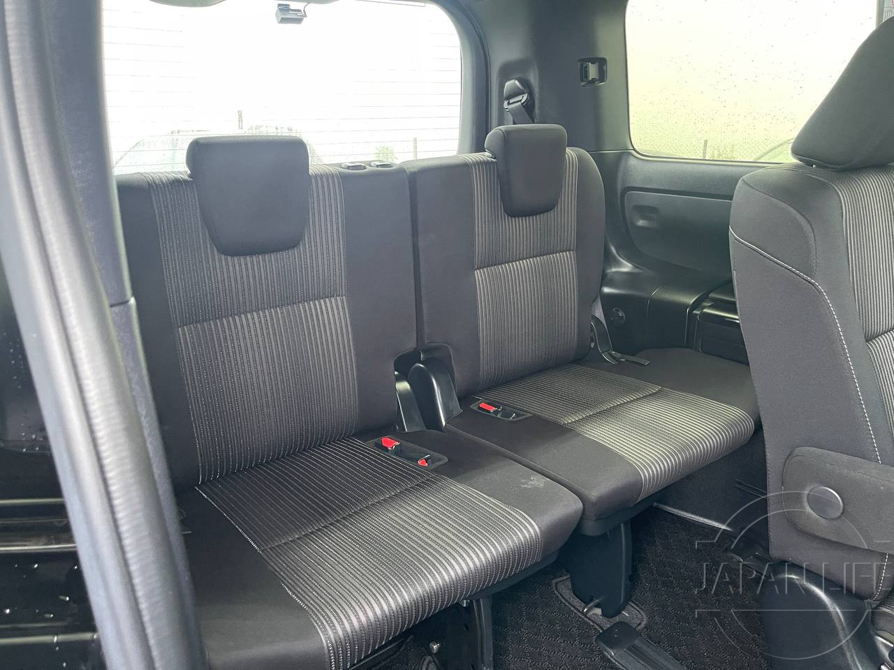 Фото Toyota Voxy - Japan Life 