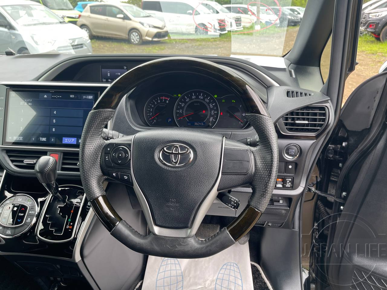 Фото Toyota Voxy - Japan Life 