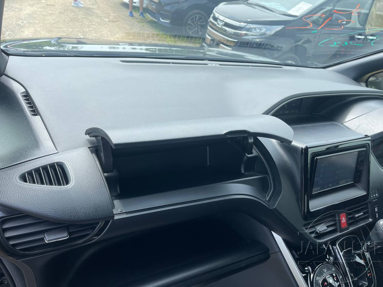 Фото Toyota Voxy - Japan Life 