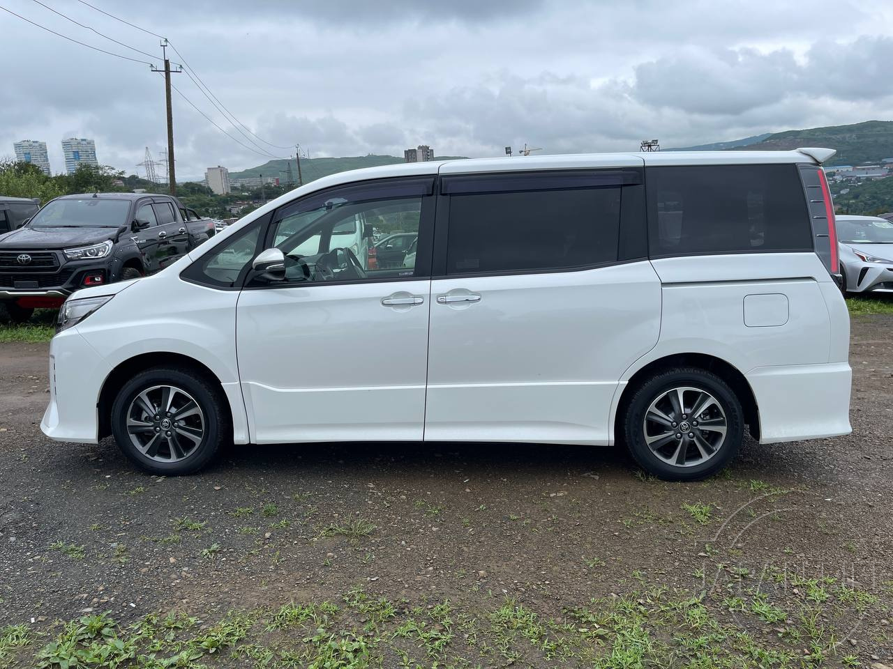 Фото Toyota Noah - Japan Life 