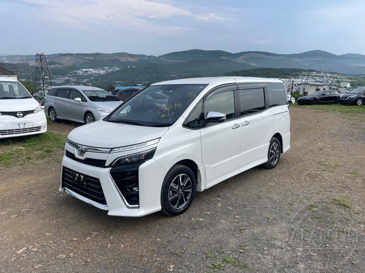 Фото Toyota Voxy - Japan Life 