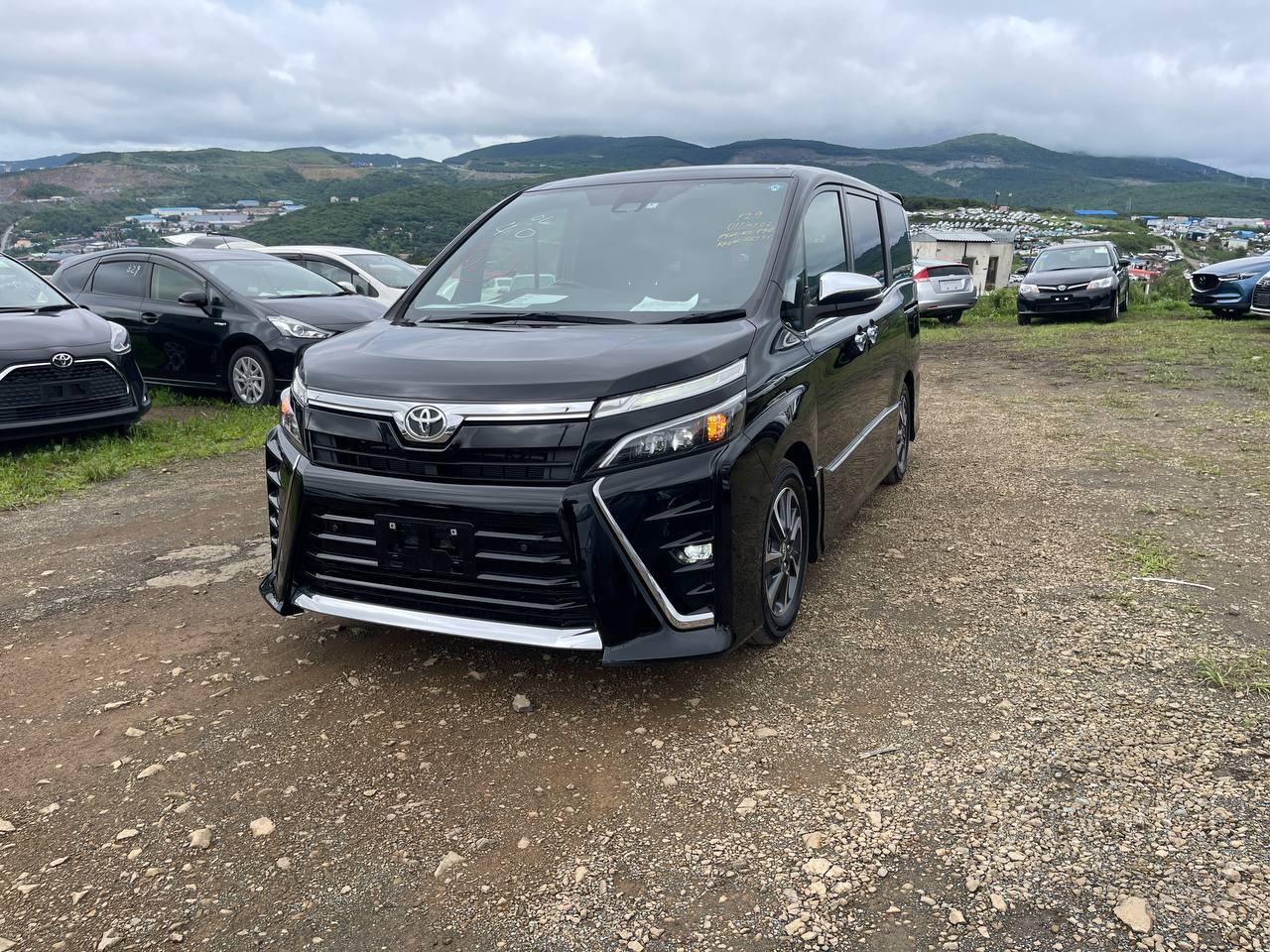 Фото Toyota Voxy - Japan Life 