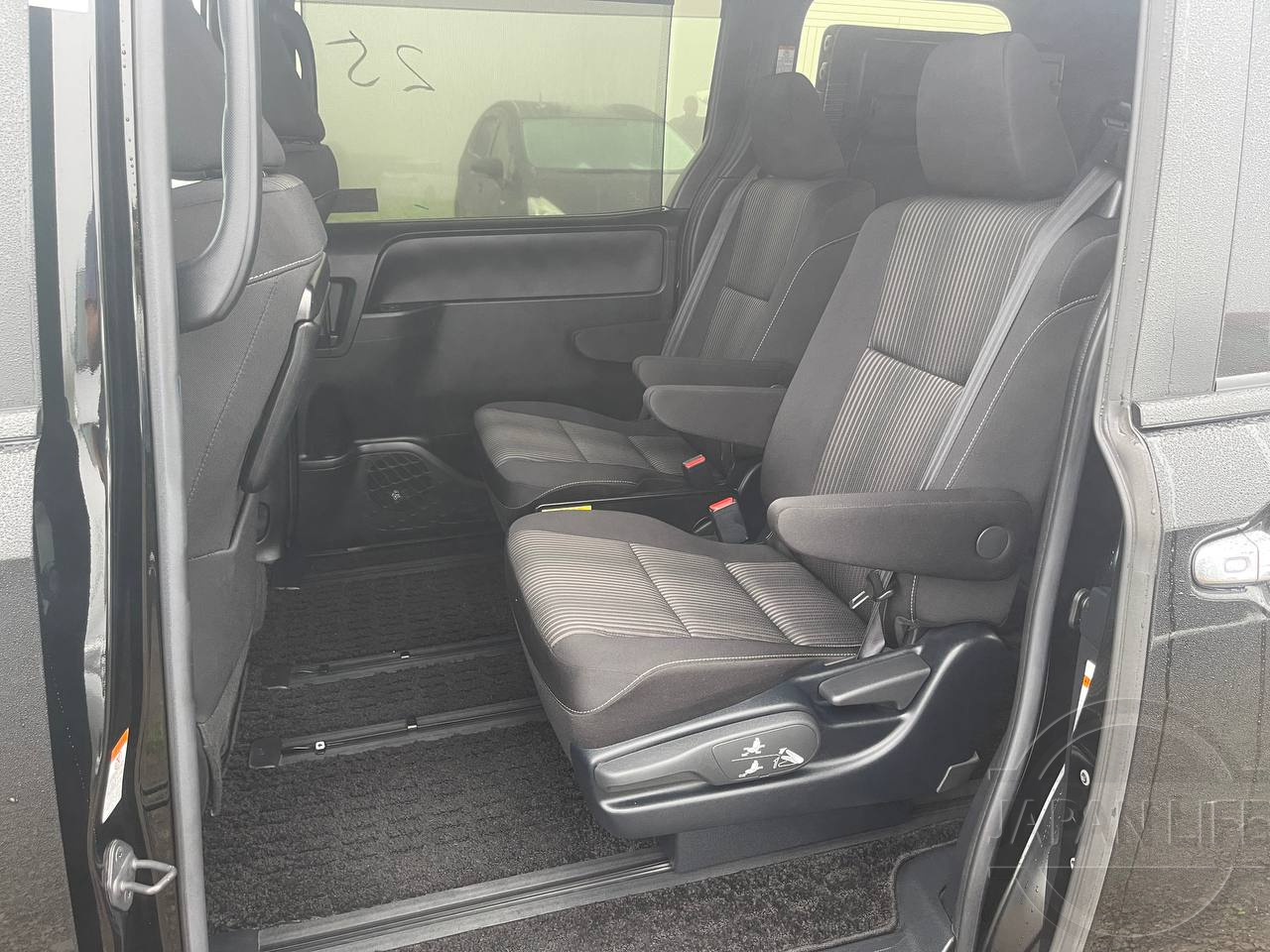 Фото Toyota Voxy - Japan Life 