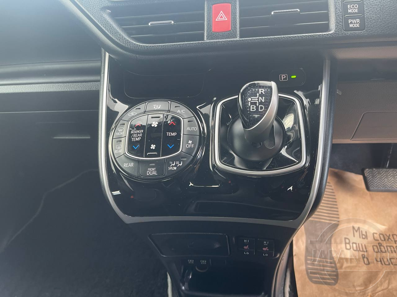 Фото Toyota Voxy - Japan Life 