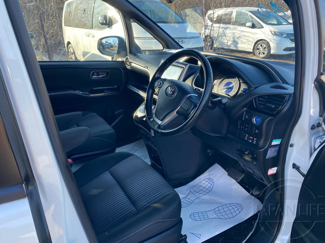 Фото Toyota Voxy - Japan Life 