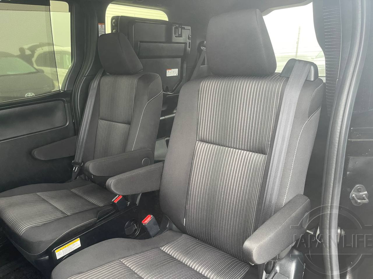 Фото Toyota Voxy - Japan Life 