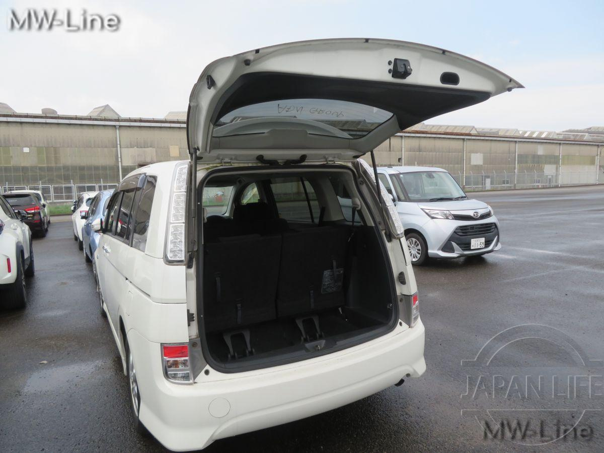 Фото Toyota Isis - Japan Life 