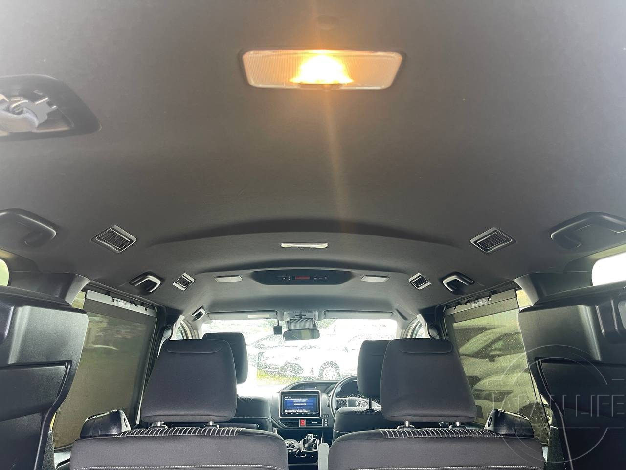 Фото Toyota Voxy - Japan Life 