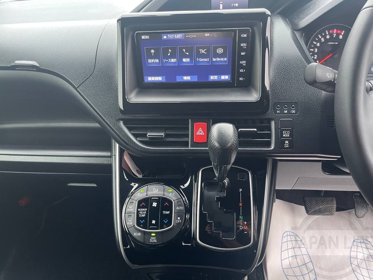 Фото Toyota Voxy - Japan Life 