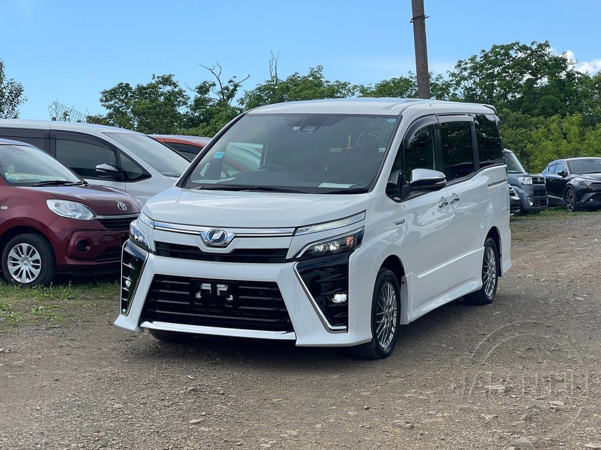 Фото Toyota Voxy - Japan Life 
