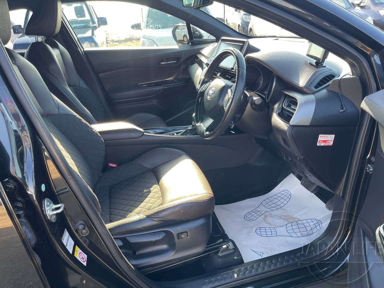 Фото Toyota C-HR - Japan Life 