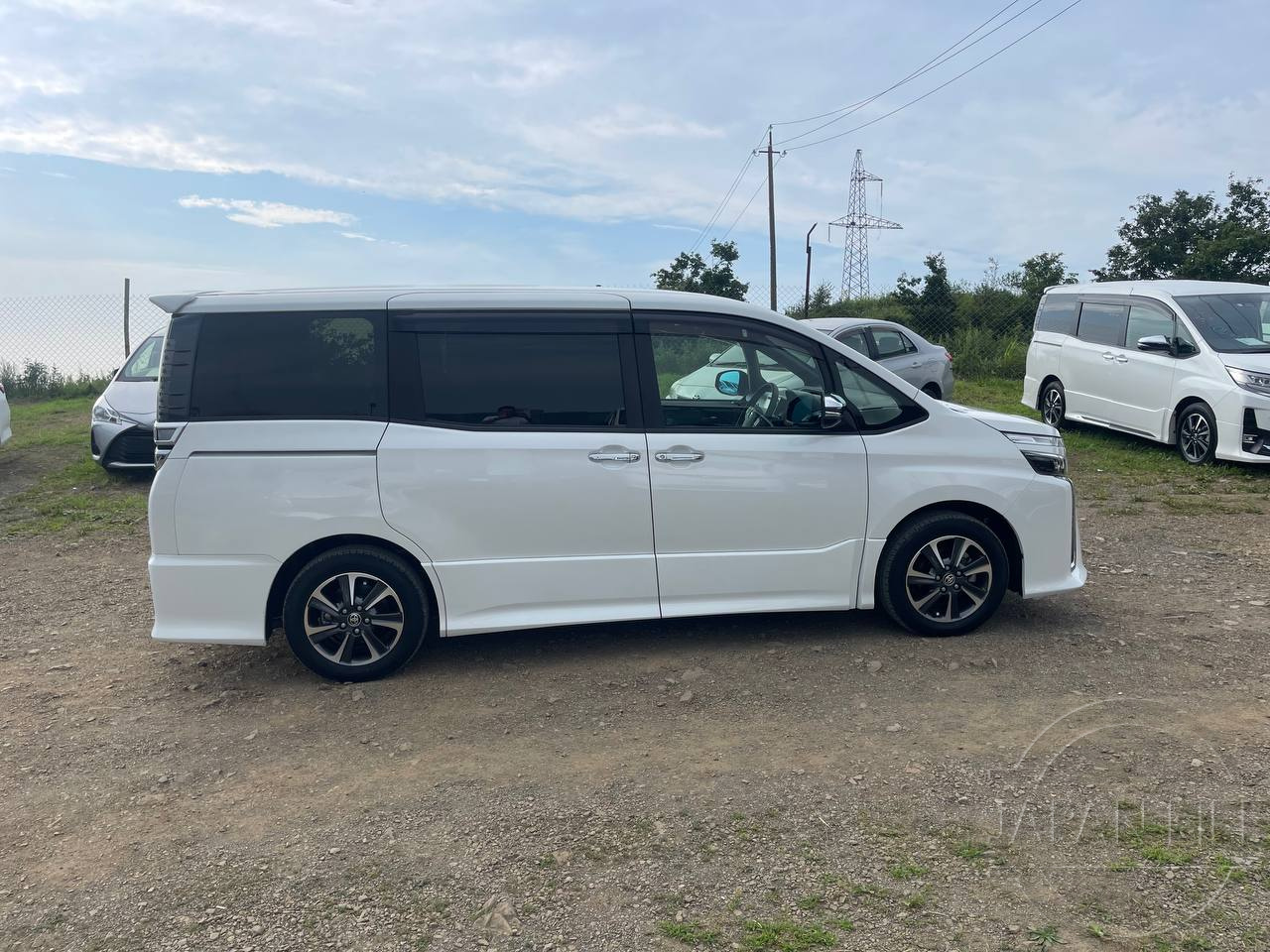 Фото Toyota Voxy - Japan Life 