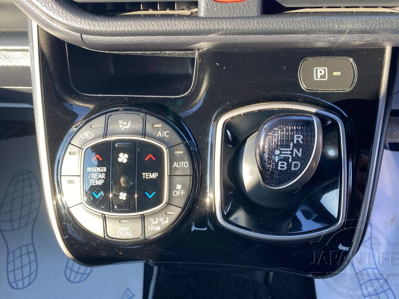 Фото Toyota Voxy - Japan Life 