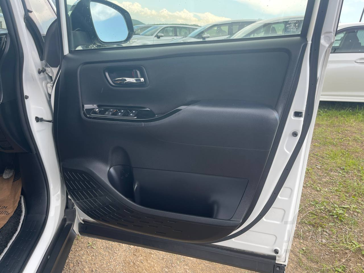 Фото Toyota Voxy - Japan Life 