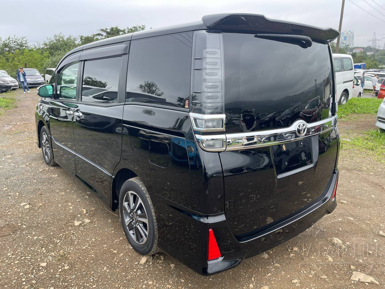 Фото Toyota Voxy - Japan Life 