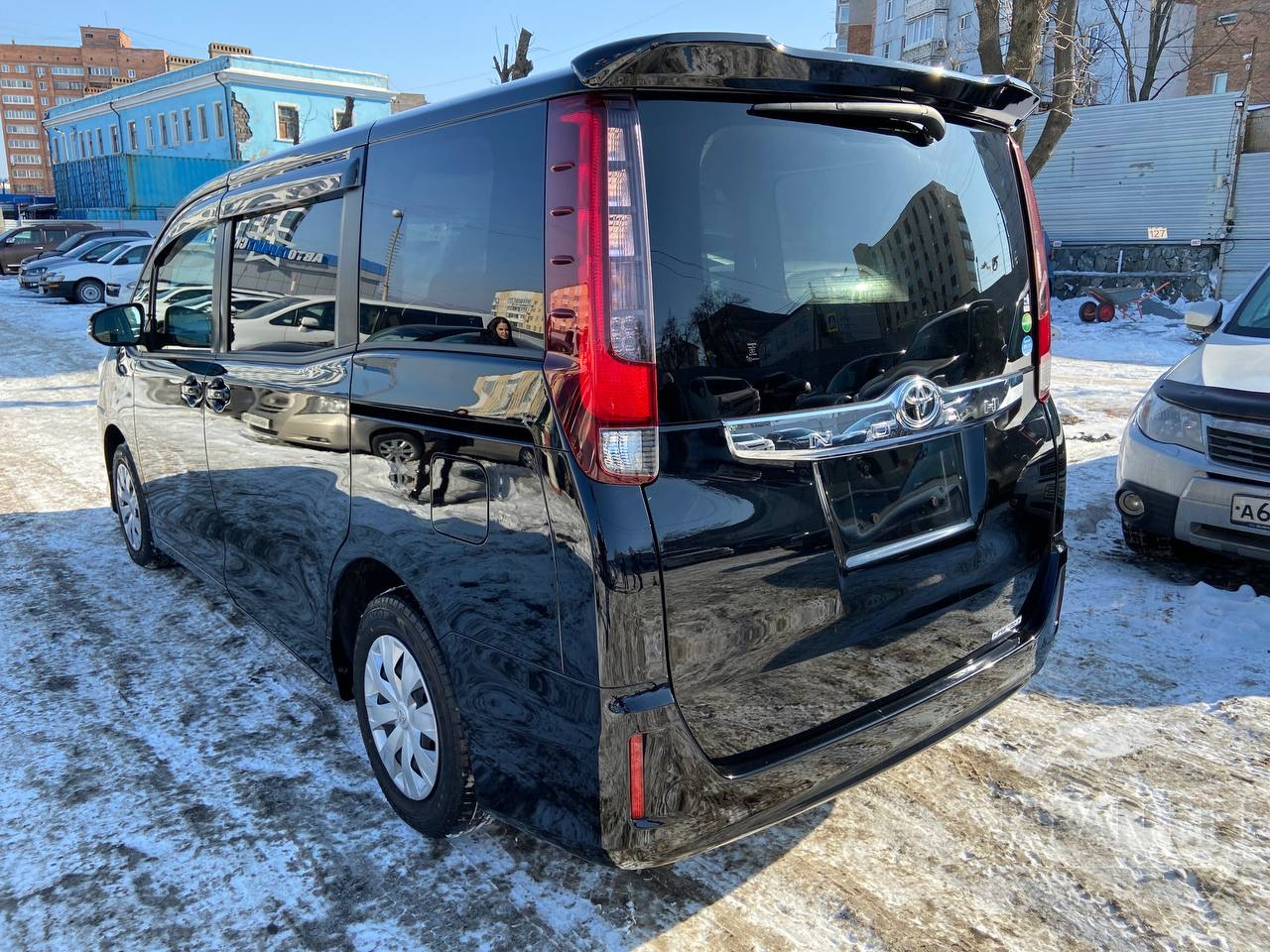 Фото Toyota Noah 2.0 X - Japan Life 