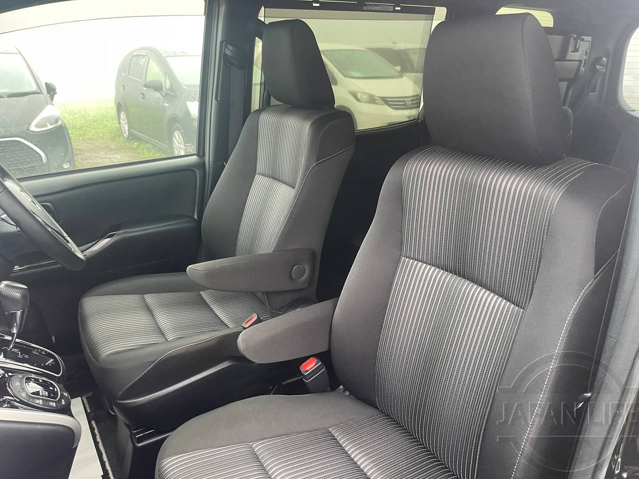 Фото Toyota Voxy - Japan Life 