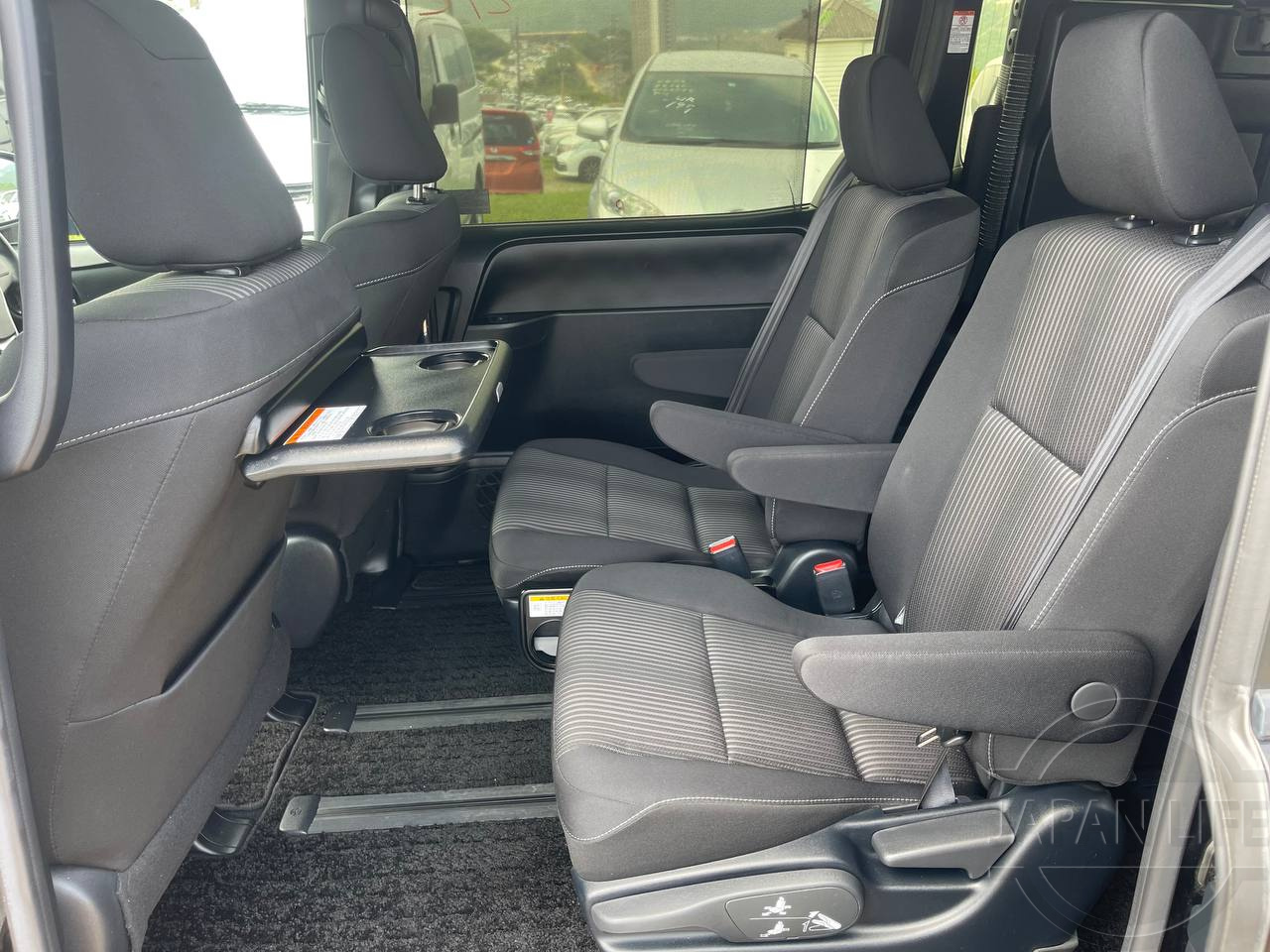 Фото Toyota Voxy - Japan Life 